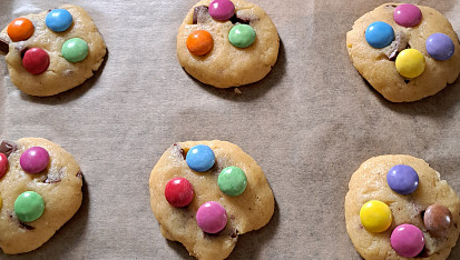 Cookies s čokoládou a lentilkami