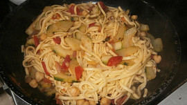 Cuketa s hráškem a těstovinami