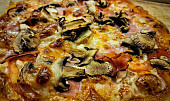 Pizza z těsta z bílého jogurtu