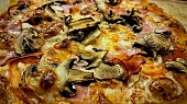 Pizza z těsta z bílého jogurtu