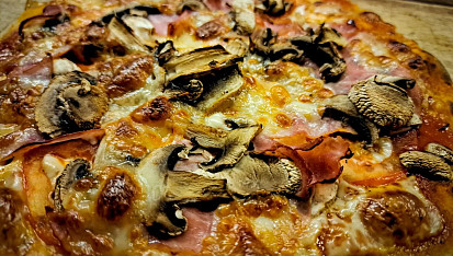 Pizza z těsta z bílého jogurtu
