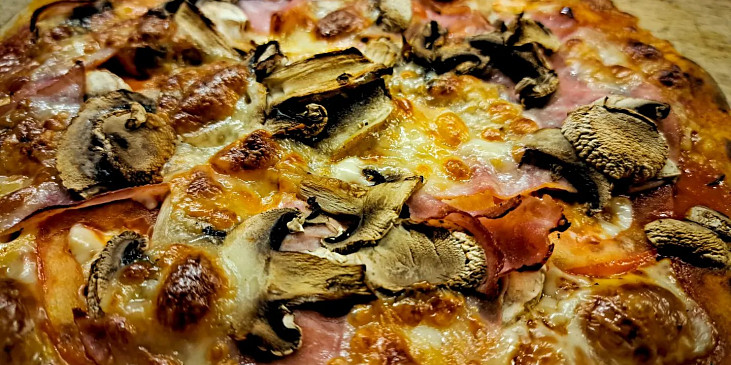 Pizza z těsta z bílého jogurtu