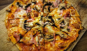Pizza z těsta z bílého jogurtu