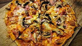 Pizza z těsta z bílého jogurtu