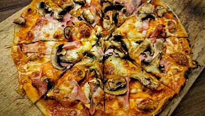 Pizza z těsta z bílého jogurtu
