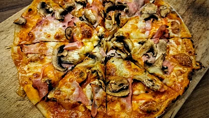 Pizza z těsta z bílého jogurtu