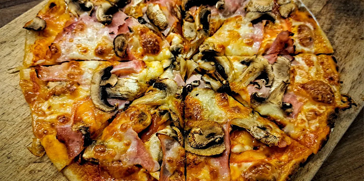 Pizza z těsta z bílého jogurtu