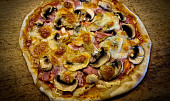 Pizza z těsta z bílého jogurtu