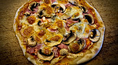 Pizza z těsta z bílého jogurtu