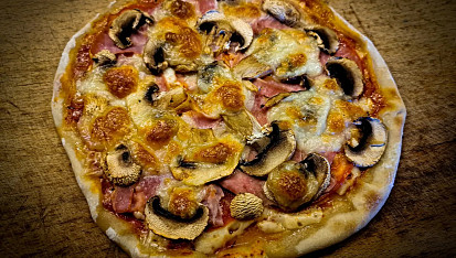 Pizza z těsta z bílého jogurtu