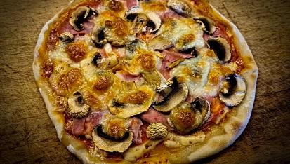 Pizza z těsta z bílého jogurtu