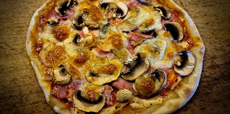 Pizza z těsta z bílého jogurtu
