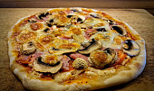 Pizza z těsta z bílého jogurtu