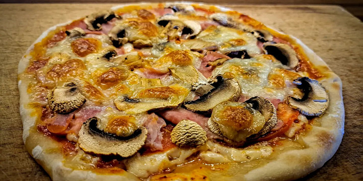 Pizza z těsta z bílého jogurtu