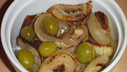 Salát z pečené cibule