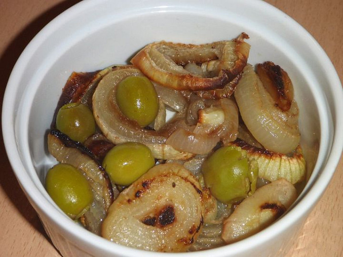 Salát z pečené cibule