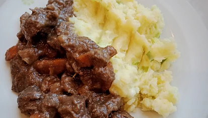 Hovězí maso na víně s kořenovou zeleninou