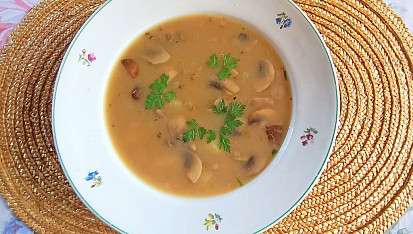 Máslová polévka s houbami a bramborem