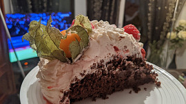 Malinový dort s tvarohovým krémem a čokoládovo-oříškovým korpusem