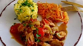 Kuřecí směs, šťouchané brambory a smažená zeleninová hnízda