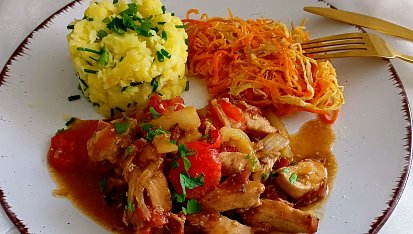 Kuřecí směs, šťouchané brambory a smažená zeleninová hnízda