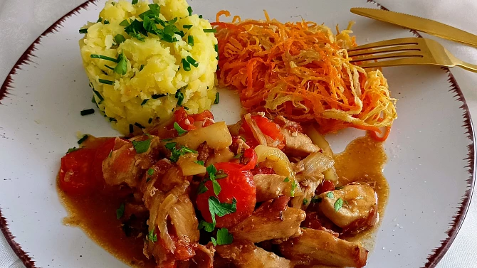 Kuřecí směs, šťouchané brambory a smažená zeleninová hnízda