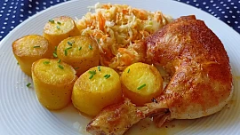 Kuřecí stehno na česneku a bylinkách a bramborový fondant