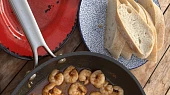 Marinované krevety Gambas na pánvičce