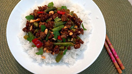 Stir-fry s mletým masem, zelenými fazolkami a červenou paprikou