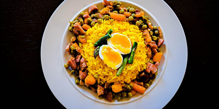 Kari rýže se zeleninou, vejcem a uzeným masem
