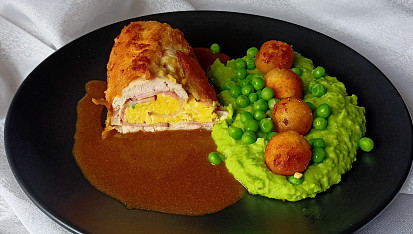 Kuřecí roláda s hráškovou kaší a kroketami
