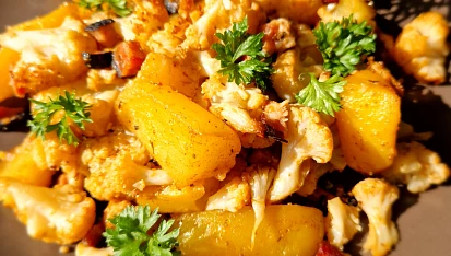 Květák pečený s bramborami a slaninou v jednom pekáčku