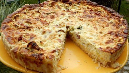 Slaný koláč s polníčkem, anglickou slaninou a parmazánem