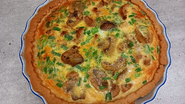 Quiche s kuřecím masem a žampiony