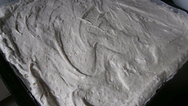 Bezé ořechová roláda se šlehačkou