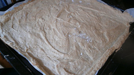 Bezé ořechová roláda se šlehačkou