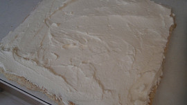 Bezé ořechová roláda se šlehačkou