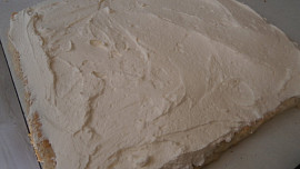 Bezé ořechová roláda se šlehačkou