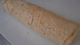 Bezé ořechová roláda se šlehačkou