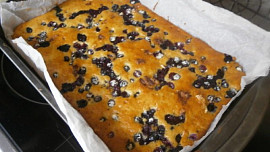 Cuketový koláč s drobným ovocem