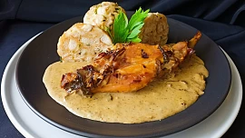 Marinovaný bylinkový domácí králík na houbách a karlovarský knedlík