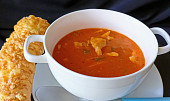 Papriková polévka s kuřecím masem a sladkou chilli omáčkou