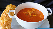 Papriková polévka s kuřecím masem a sladkou chilli omáčkou