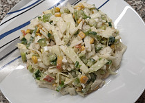 Zelný salát s vejci, kukuřicí a okurkou.