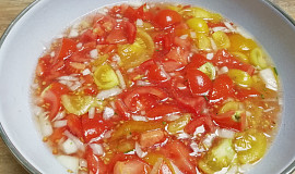 Cibulovo-rajčatový salát