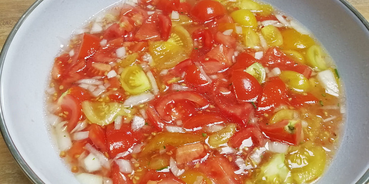 Cibulovo-rajčatový salát