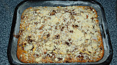 Hruškový koláč s ořechy, skořicí a drobenkou