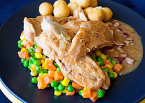 Kuřecí prsa, dušená zelenina a bramborové krokety