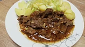 Pomalu dušená kližka s česnekem, libečkem a majoránkou