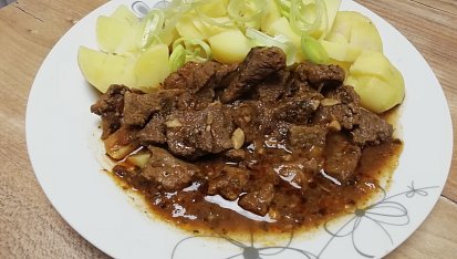 Pomalu dušená kližka s česnekem, libečkem a majoránkou